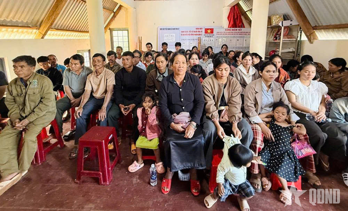  Đông đảo người dân xã Quảng Trực, tỉnh Lâm Đồng, tập trung nghe cán bộ Đoàn KT-QP 726 tuyên truyền pháp luật. 