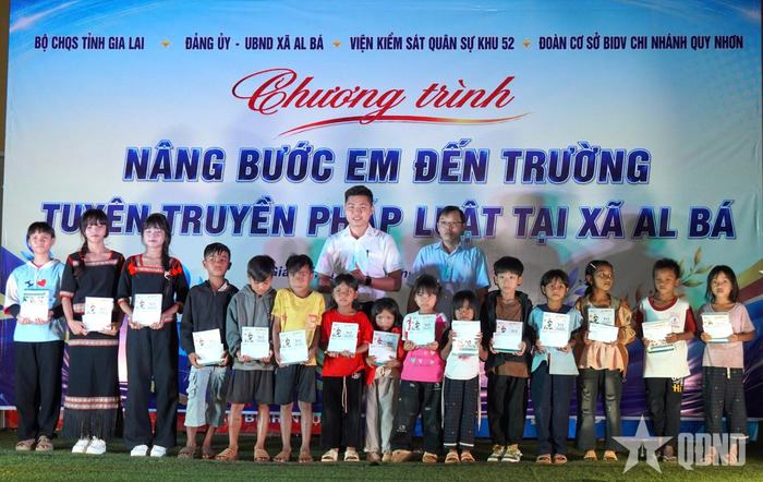  Đại diện lãnh đạo xã Al Bá (tỉnh Gia Lai) và các đơn vị trao quà tặng học sinh có hoàn cảnh khó khăn vươn lên trong học tập. 