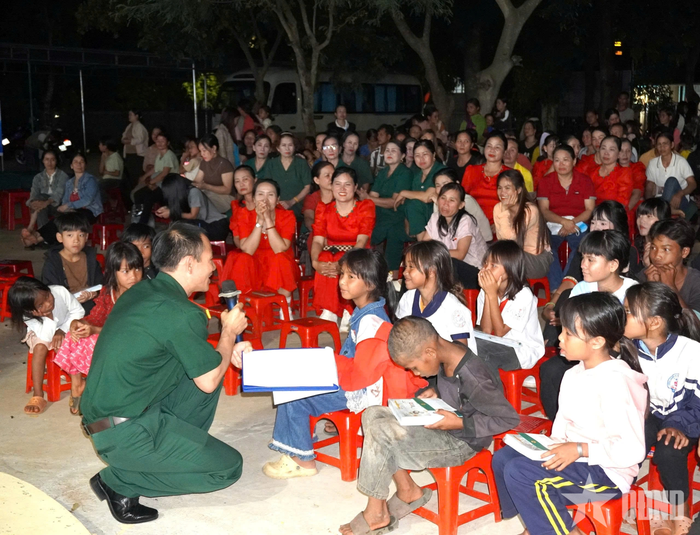  Kiểm sát viên Viện KSQS khu vực 52 (Quân khu 5) trao đổi cùng học sinh tại buổi tuyên truyền.
