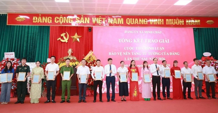  Đồng chí Bùi Thái Sơn, Phó bí thư Đảng ủy, Chủ tịch UBND xã Minh Châu trao giải cho các tác giả đoạt giải cuộc thi. 