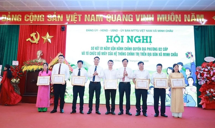 Lãnh đạo xã Minh Châu trao khen thưởng tặng các tập thể, cá nhân có thành tích xuất sắc trong thực hiện chính quyền địa phương 2 cấp.