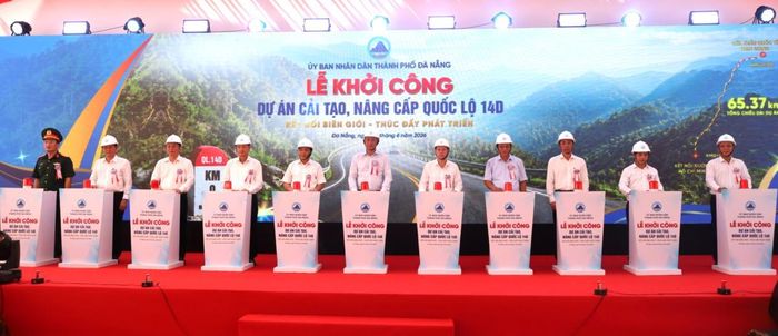 Các đại biểu với nghi thức khởi công dự án.