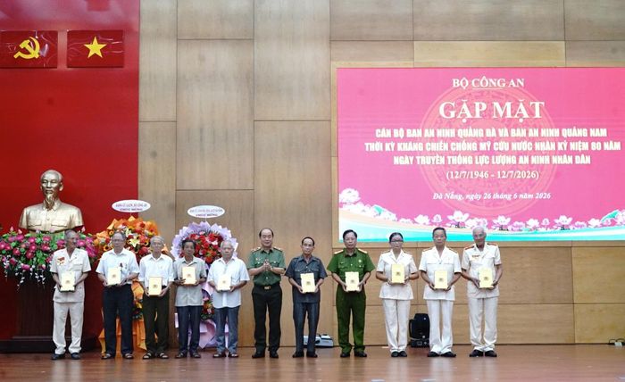 Thiếu tướng Nguyễn Hữu Hợp tặng quà cho các cán bộ An ninh Quảng Đà, Quảng Nam.