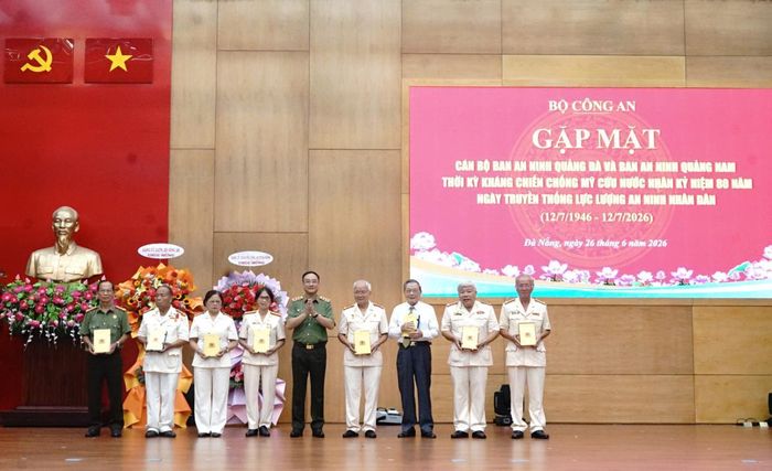 Thượng tướng Phạm Thế Tùng tặng quà cho các đồng chí cán bộ An ninh Quảng Đà, Quảng Nam.