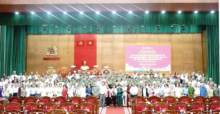 Các đồng chí lãnh đạo Bộ Công an, lãnh đạo TP, Công an TP chụp hình lưu niệm với các đại biểu.