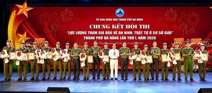 Các đội thi chụp ảnh lưu niệm cùng lãnh đạo Công an TP Đà Nẵng và Ban Tổ chức.