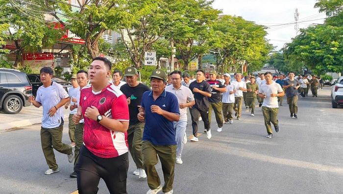 Nhân dân phường An Khê chayj hưởng ứng sau lễ mít tinh trực tuyến.