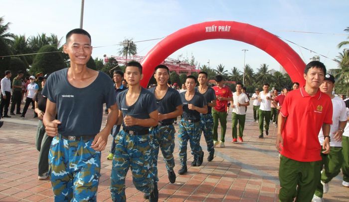 Các vận động viên tham gia chạy bộ hưởng ứng Tháng hành động phòng, chống ma túy năm 2026.