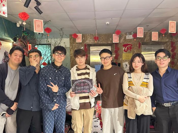 Nụ cười của người chơi sau 120 phút phối hợp giải đố và vượt qua các thử thách trong phòng thoát hiểm.