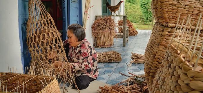 Chị Võ Thị Kim Liên mang khuyết tật ở đôi chân. Chị mưu sinh bằng nghề đánh dây võng từ những năm 12 - 13 tuổi.