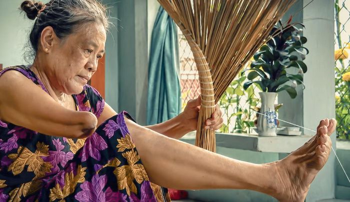 Bà Trần Thị Đẹp sinh ra ở làng nghề bó chổi xã Vĩnh Hựu, tỉnh Đồng Tháp.