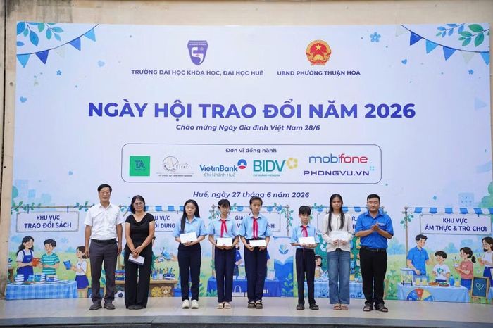 Trao quà cho học sinh vượt khó và trẻ em có hoàn cảnh khó khăn trên địa bàn.