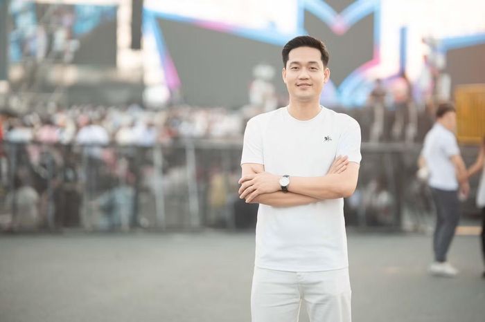 Anh Vũ Văn Quyền - Bí thư Đoàn trường Đại học Tài chính - Ngân hàng Hà Nội sẵn sàng "hết mình" với các màn trình diễn của 12 nghệ sĩ.