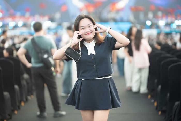 Chị Khánh Trà có mặt tại Concert từ sớm, mong chờ các tiết mục rực lửa "Đoàn" tại đêm nhạc.