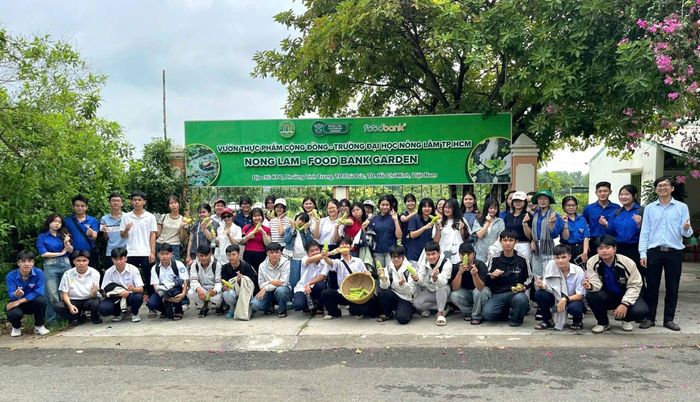  Đoàn Khoa Nông học hướng dẫn học sinh các trường THPT tham quan, trải nghiệm vườn thực phẩm cộng đồng của Trường ĐH Nông lâm TPHCM - Ảnh: THANH HÙNG 