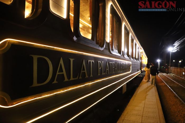  Những toa tàu mang biển hiệu hành trình hoài niệm “DALAT PLATEAU RAILROAD”. Ảnh: ĐOÀN KIÊN 