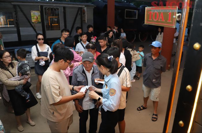  Các chuyến tàu chạy vào buổi tối thu hút nhiều du khách trải nghiệm. Ảnh: ĐOÀN KIÊN 