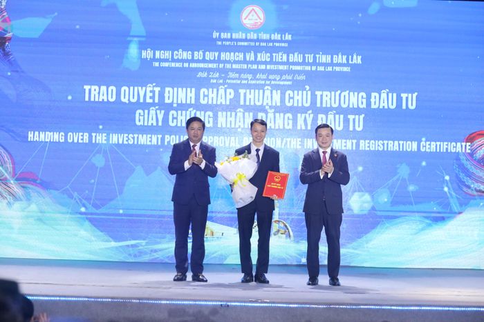  Lãnh đạo tỉnh Đắk Lắk trao quyết định chủ trương đầu tư cho các doanh nghiệp 