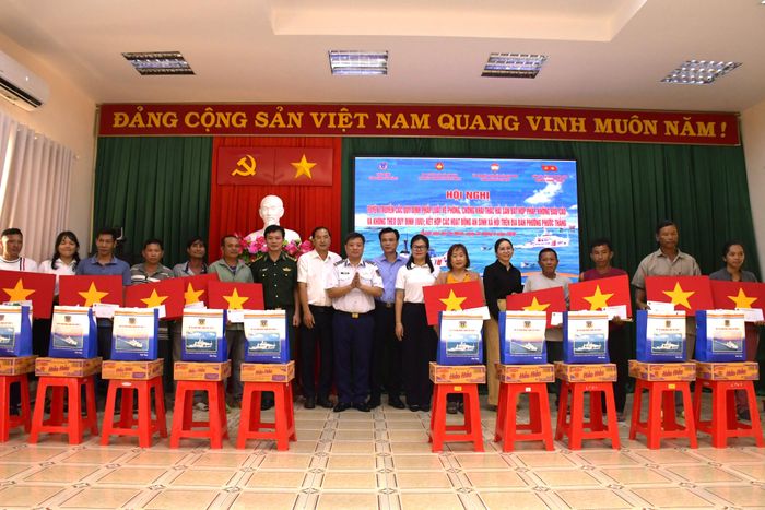  Tặng quà, trao cờ Tổ quốc cho các ngư dân 