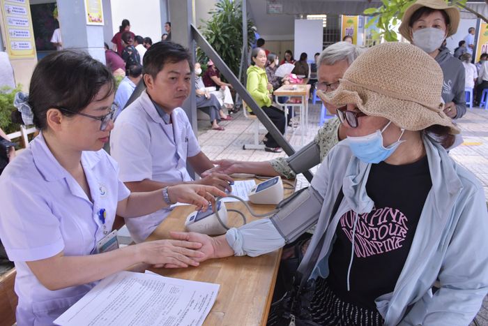  Khám bệnh miễn phí cho người dân phường Phước Thắng 