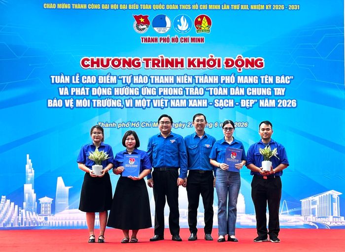  Đồng chí Ngô Minh Hải, Bí thư Thành Đoàn TPHCM và đồng chí Lê Thành Đạt, Bí thư Đoàn phường Trung Mỹ Tây trao quyết định cho các chi đoàn. 