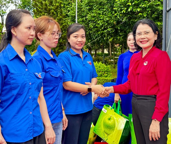  Đồng chí Nguyễn Thị Ngọc Duyên, Bí thư Đảng ủy, Chủ tịch HĐND phường Trung Mỹ Tây trao quà cho các thanh niên có hoàn cảnh khó khăn. Ảnh: THANH DUNG 