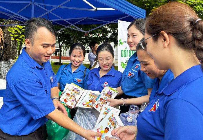  Các bạn đoàn viên, thanh niên tham gia hoạt động "Đổi rác tái chế lấy hàng Việt Nam" diễn ra tại chương trình 