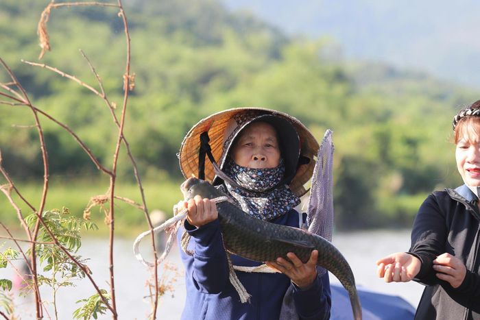  Một người dân phấn khởi khi bắt được con cá to 