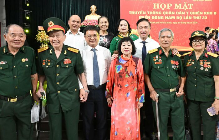 Lãnh đạo TPHCM cùng các đại biểu chụp ảnh tại chương trình gặp mặt. Ảnh: VIỆT DŨNG