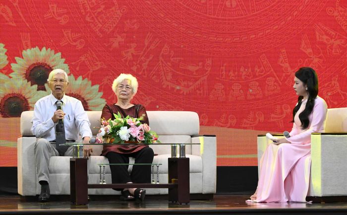 Bác sĩ Lê Thị Vân, nguyên Phó Chủ tịch UBND TPHCM và Đại tá, Bác sĩ, Anh hùng lực lượng vũ trang nhân dân Phạm Văn Trọng cùng ôn lại kỷ niệm trong thời gian phục vụ chiến đấu. Ảnh: VIỆT DŨNG