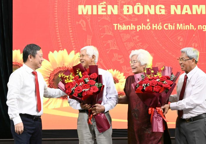 Đồng chí Dương Anh Đức và BS Huỳnh Văn Nhị tặng hoa cảm ơn các đại biểu. Ảnh: VIỆT DŨNG