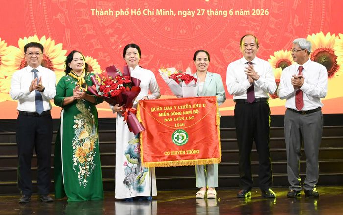 Lãnh đạo TPHCM tặng cờ truyền thống đến Ban liên lạc quân dân y Chiến khu Đ miền Đông Nam bộ. Ảnh: VIỆT DŨNG