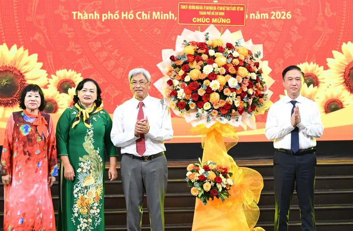 Phó Bí thư Thành ủy TPHCM Đặng Minh Thông tặng hoa chúc mừng Ban liên lạc Quân dân y Chiến khu Đ miền Đông Nam bộ. Ảnh: VIỆT DŨNG