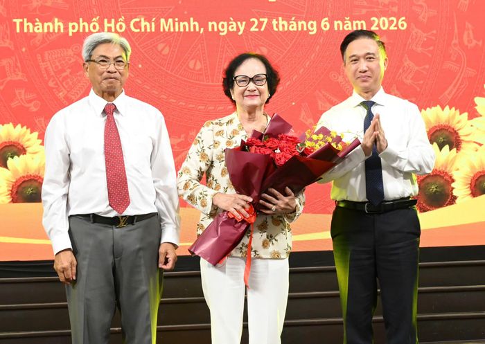 Đồng chí Đặng Minh Thông và TTND-BS Huỳnh Văn Nhị tặng hoa cảm ơn PGS-TS-BS Trần Thị Trung Chiến. Ảnh: VIỆT DŨNG