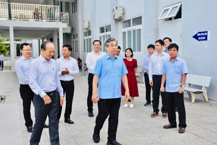  Đồng chí Nguyễn Phước Lộc khảo sát Trung tâm Y tế khu vực Hồ Tràm. 