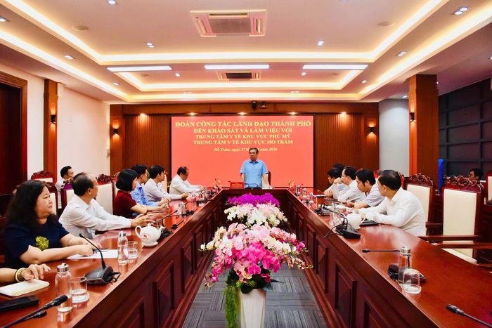  Đồng chí Nguyễn Phước Lộc phát biểu kết luận buổi làm việc tại Trung tâm Y tế khu vực Hồ Tràm. 