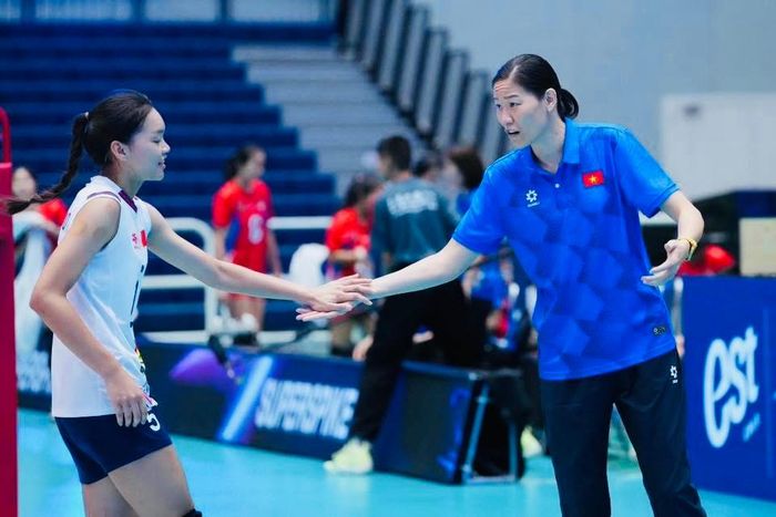  HLV Ngọc Hoa và các học trò đang chơi tốt tại Thái Lan. Ảnh: THAILANDVOLLEYBALL 