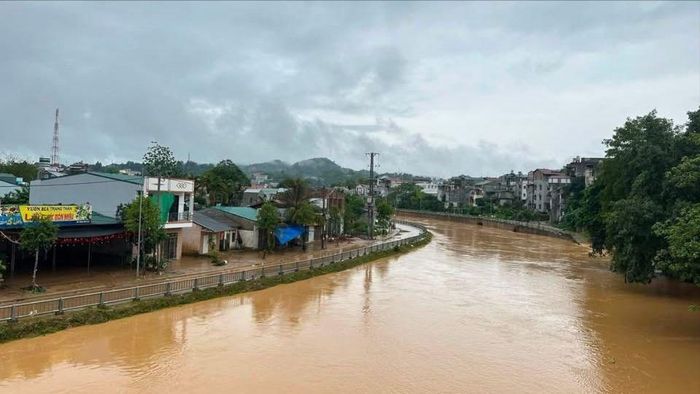 Từ sáng 27-6, nước lũ trên sông Bằng Giang tại trung tâm tỉnh Cao Bằng đã rút dần, song miền núi phía Bắc đang có nguy cơ hứng đợt mưa lớn mới. Ảnh: C.B.H
