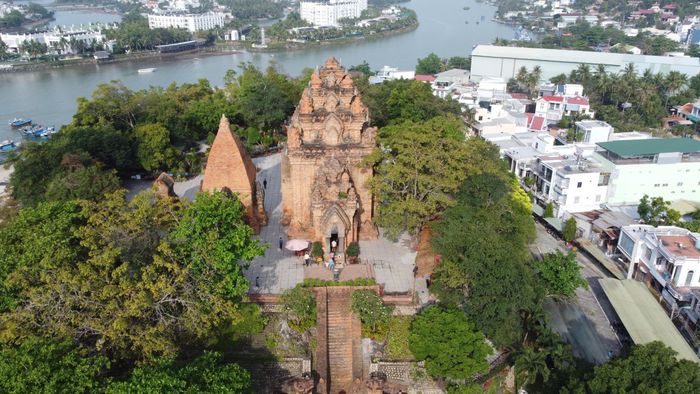  Tháp Bà Ponagar nằm trên đồi Cù Lao, bên dòng sông Cái Nha Trang (tỉnh Khánh Hòa). Ảnh: TIẾN THẮNG 
