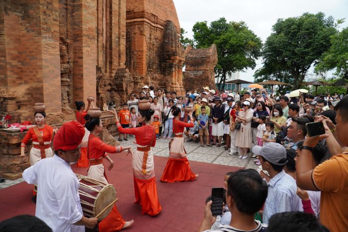  Múa Chăm tại Tháp Bà Ponagar luôn hấp dẫn du khách và làm cho di sản trở nên có hồn, giàu sức sống 