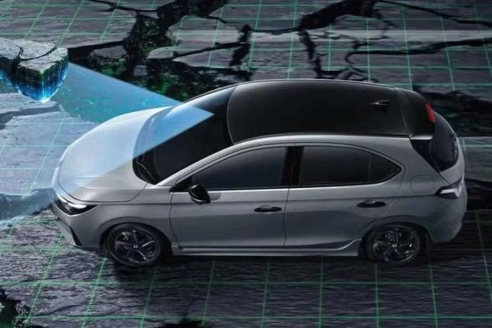 Ở lần nâng cấp này, Honda City được thay đổi đáng kể ở ngoại thất. Xe có cụm đèn pha Projector Lens thiết kế mới, dải đèn LED nối liền phía trước, lưới tản nhiệt và cản trước mới, mâm hợp kim 16 inch hai tông màu, logo H Mark đơn sắc, đèn hậu thiết kế mới và cản sau tinh chỉnh.