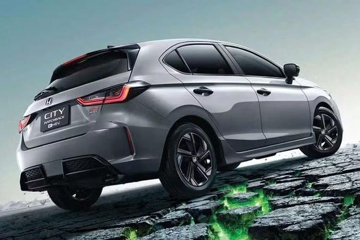 Ở lần nâng cấp này, Honda City được thay đổi đáng kể ở ngoại thất. Xe có cụm đèn pha Projector Lens thiết kế mới, dải đèn LED nối liền phía trước, lưới tản nhiệt và cản trước mới, mâm hợp kim 16 inch hai tông màu, logo H Mark đơn sắc, đèn hậu thiết kế mới và cản sau tinh chỉnh.