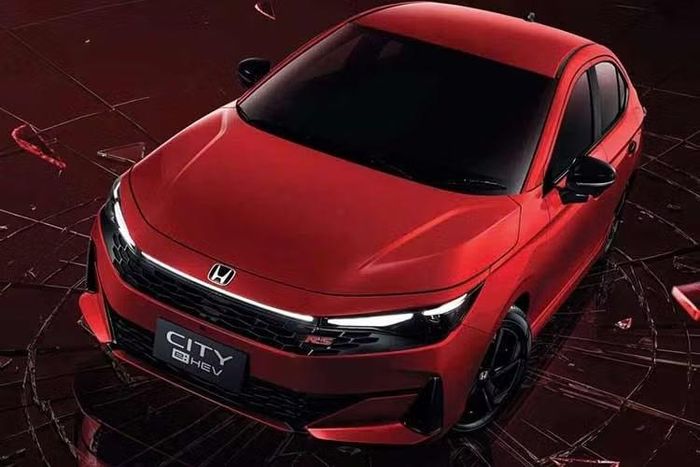 City 2026 có tổng cộng 7 màu ngoại thất tùy phiên bản, cùng 2 tùy chọn màu nội thất gồm đen và xám Platinum dành riêng cho bản e:HEV SV. Giá bán chính thức của Honda City 2026 tại Thái Lan dao động từ 569.000 - 749.000 baht (tương đương từ 450-590 triệu đồng).