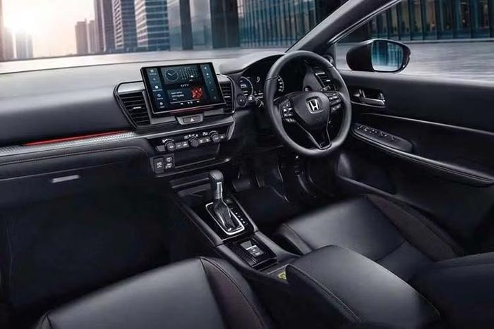 Bên trong không gian cabin, mẫu sedan hạng B được nâng cấp hàng loạt tiện nghi cao cấp nhằm tối ưu hóa trải nghiệm người dùng. Khu vực trung tâm nổi bật với màn hình cảm ứng giải trí dạng nổi có kích thước lên tới 10 inch, hỗ trợ kết nối Apple CarPlay và Android Auto không dây.
