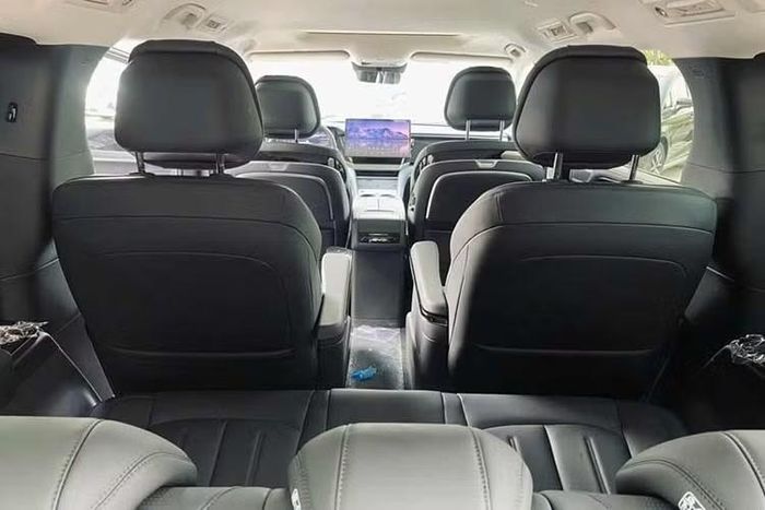 Sức mạnh của Linghui M9 đến từ hệ truyền động hybrid sạc điện gồm máy xăng tăng áp 1.5L, một mô-tơ điện đồng bộ nam châm vĩnh cửu và bộ pin Blade. Động cơ xăng có công suất tối đa 154 mã lực trong khi mô-tơ điện mạnh 268 mã lực. Hệ truyền động này không có gì thay đổi so với BYD M9 DM-i.