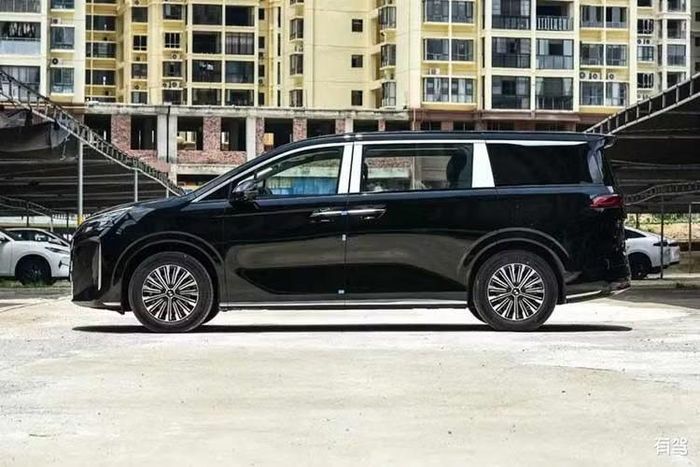 Đến nay, những chiếc BYD Linghui M9 đã có mặt tại các đại lý ở Trung Quốc trước khi được chính thức được bán ra. Mặc dù xe đã xuất hiện tại các showroom Trung Quốc nhưng hãng vẫn chưa công bố giá bán. Thiết kế ngoại thất của mẫu MPV này tương đồng với BYD M9 DM-i dành cho khách hàng cá nhân, nhưng được bổ sung logo của thương hiệu Linghui và thay đổi ở một số chi tiết nhỏ.