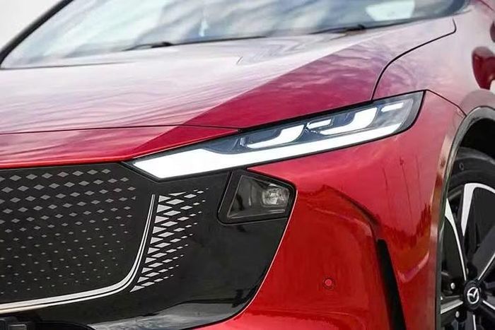 Trong danh mục sản phẩm, Mazda 6e được xem là cái tên thay thế cho Mazda6 ở phân khúc sedan hạng D. Xe có kích thước tổng thể dài x rộng x cao tương ứng là 4.921 x 1.890 x 1.491 mm, trục cơ sở dài 2.895 mm.