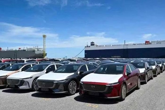 Xe được nhập khẩu nguyên chiếc từ Trung Quốc, bán ra tại Thái Lan với 2 phiên bản là Premium và Exclusive. Giá bán dao động từ 1,169 - 1,199 triệu baht (tương đương khoảng 935-959 triệu đồng). Đây là mẫu sedan hạng D được Mazda phát triển trên nền tảng EPA của Changan - một trong những đối tác Trung Quốc của hãng.