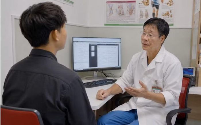 Bác sĩ tư vấn cho bệnh nhân - Ảnh BVCC