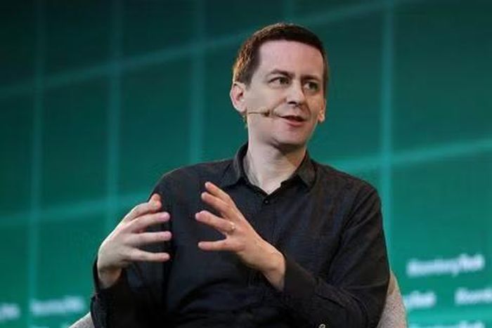 Dấu hiệu rõ ràng nhất xuất hiện khi hai tên tuổi đình đám của Google DeepMind là John Jumper, đồng tác giả AlphaFold và chủ nhân giải Nobel Hóa học 2024, cùng Noam Shazeer, tác giả công trình nền tảng “Attention Is All You Need”, lần lượt chuyển sang Anthropic và OpenAI chỉ trong vòng một tuần.